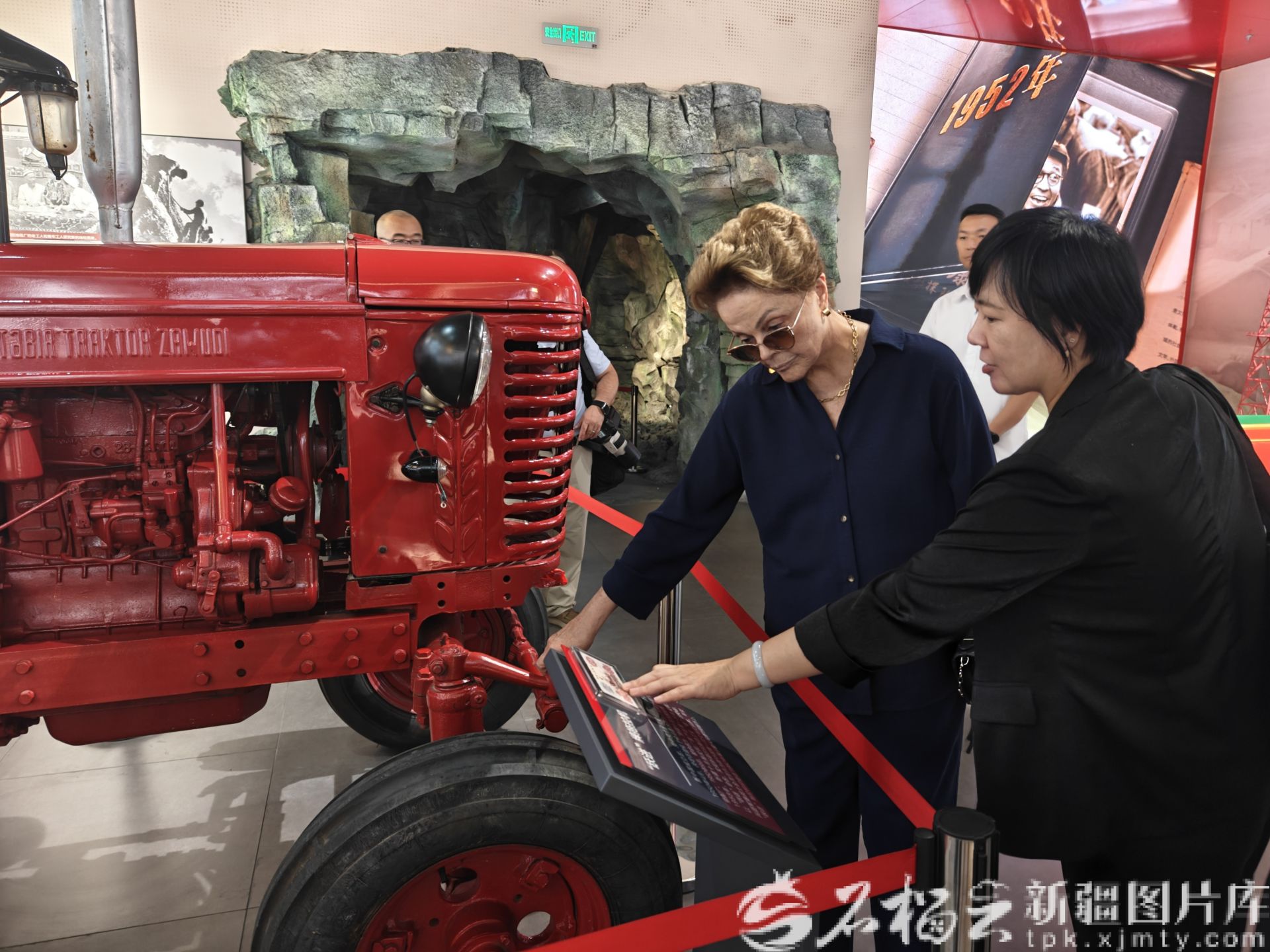 罗塞芙一行参观新疆维吾尔自治区成立70周年主题成就展，在“跃进”拖拉机前驻足。记者 范琼燕摄