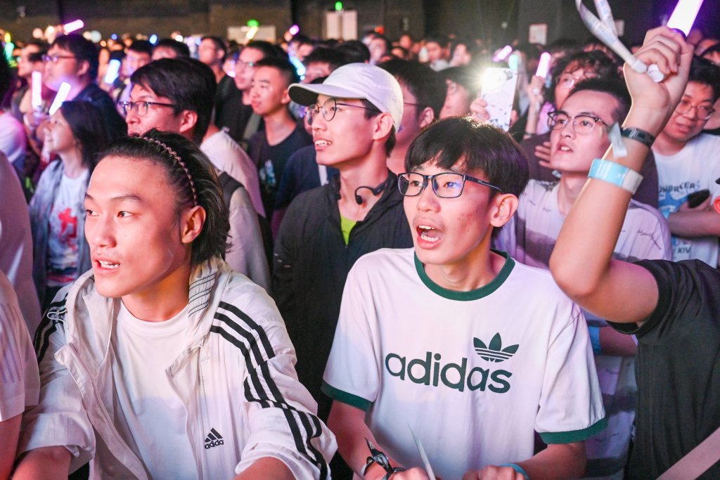 2026年8月8日，演唱会现场，有些观众跟着齐声合唱。澎湃新闻记者 朱伟辉 图