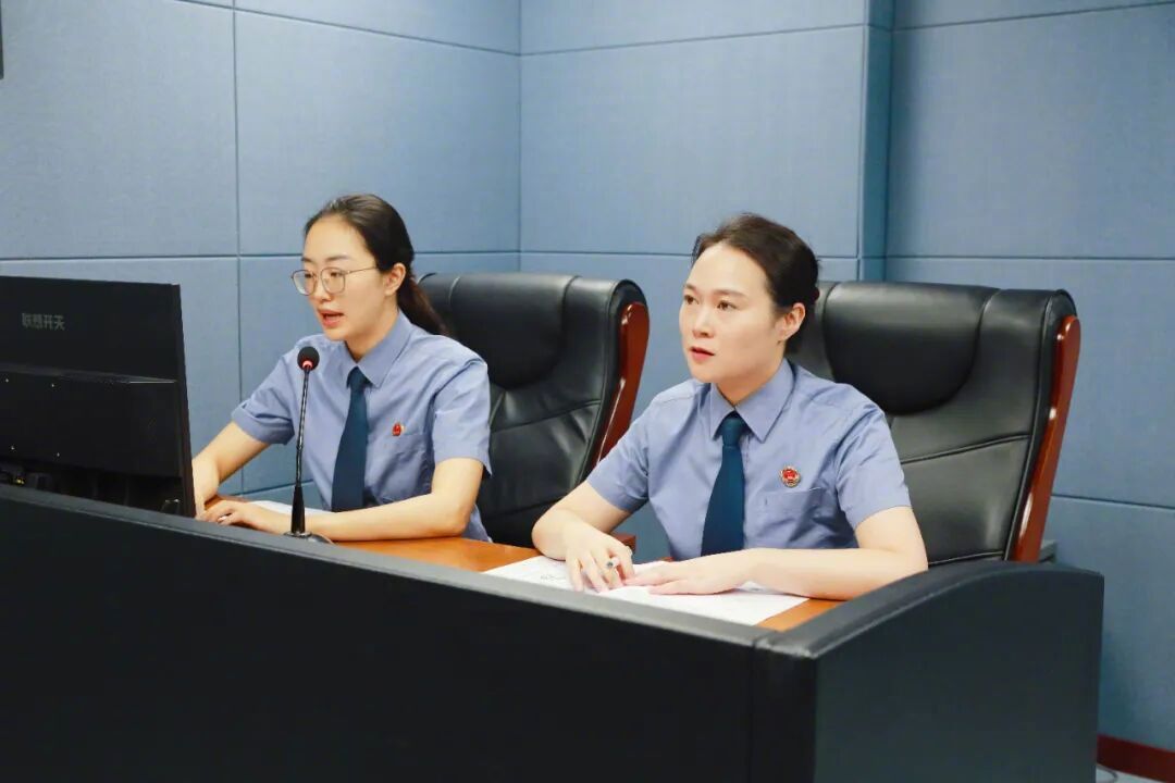 检察官讯问犯罪嫌疑人。